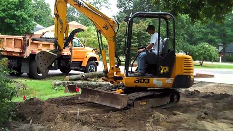 grading with a mini digger|how to grade with a mini bucket.